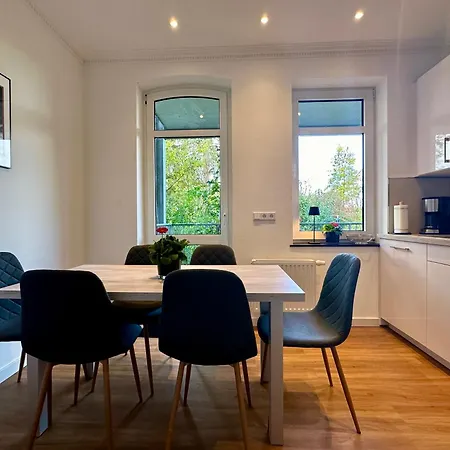 In Bad Wilhelmshoehe Mit Grossem Balkon Im Gruenen Und Kostenfreien Parkplaetzen דירה