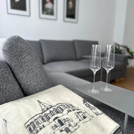 In Bad Wilhelmshöhe Mit Großem Balkon Im Grünen Und Kostenfreien Parkplätzen