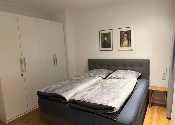 In Bad Wilhelmshoehe Mit Grossem Balkon Im Gruenen Und Kostenfreien Parkplaetzen 公寓